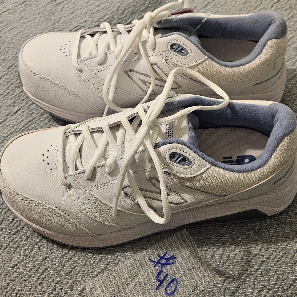 New Balance womens  size 7 wide